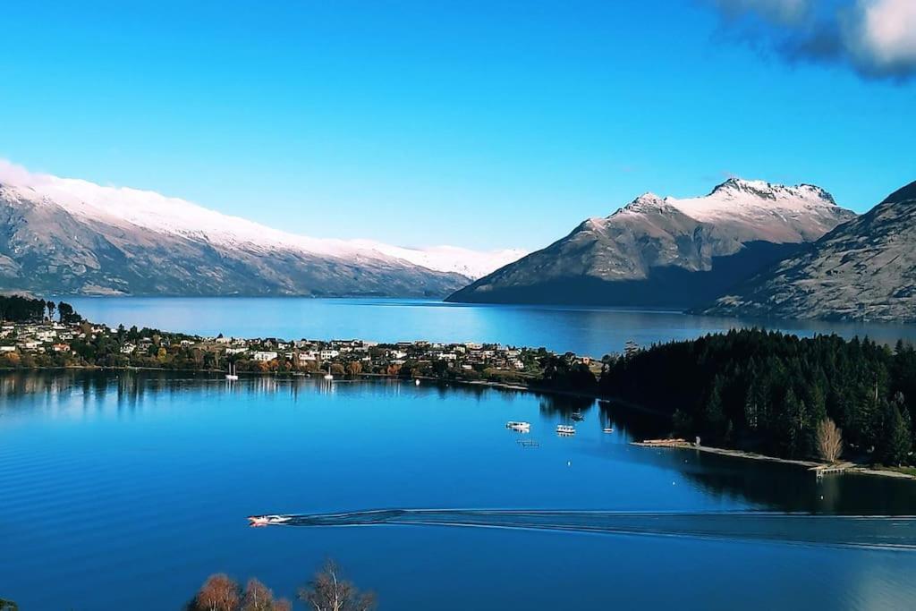 Lovely Apartment- Amazing Lake & Mountain Views クイーンズタウン エクステリア 写真
