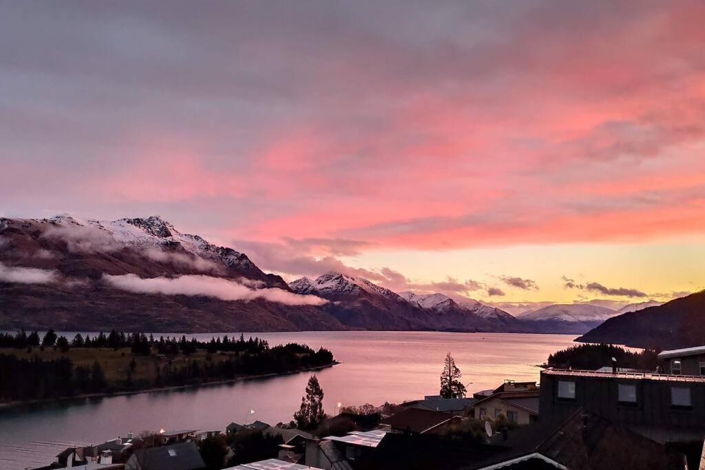 Lovely Apartment- Amazing Lake & Mountain Views クイーンズタウン エクステリア 写真