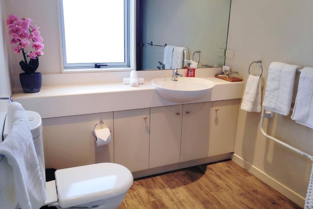 Lovely Apartment- Amazing Lake & Mountain Views クイーンズタウン エクステリア 写真