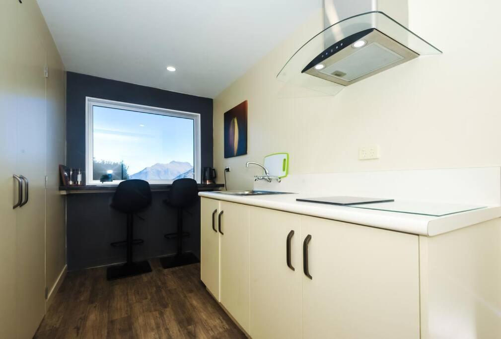 Lovely Apartment- Amazing Lake & Mountain Views クイーンズタウン エクステリア 写真