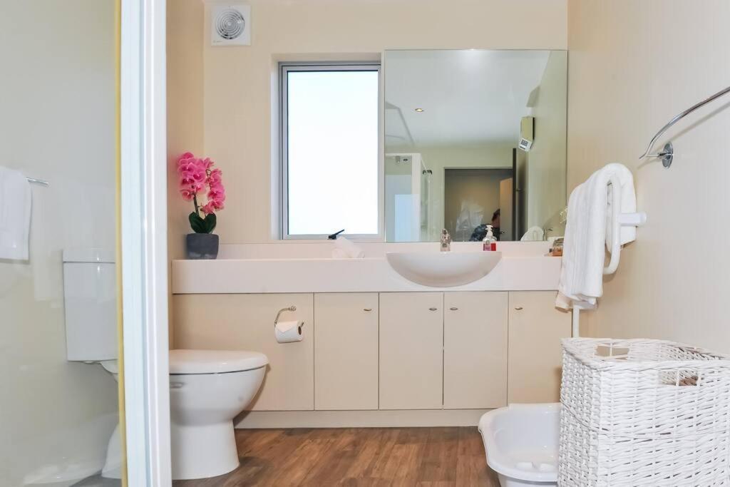 Lovely Apartment- Amazing Lake & Mountain Views クイーンズタウン エクステリア 写真
